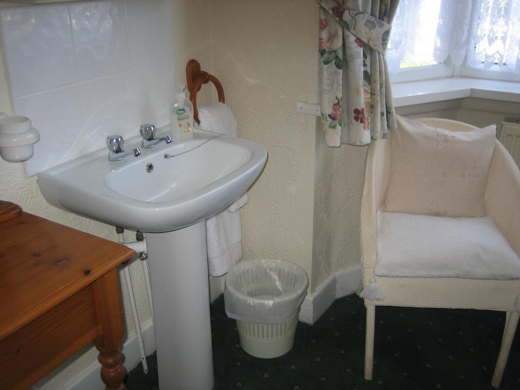 Gables Nest Bed & Breakfast Birmingham Room photo